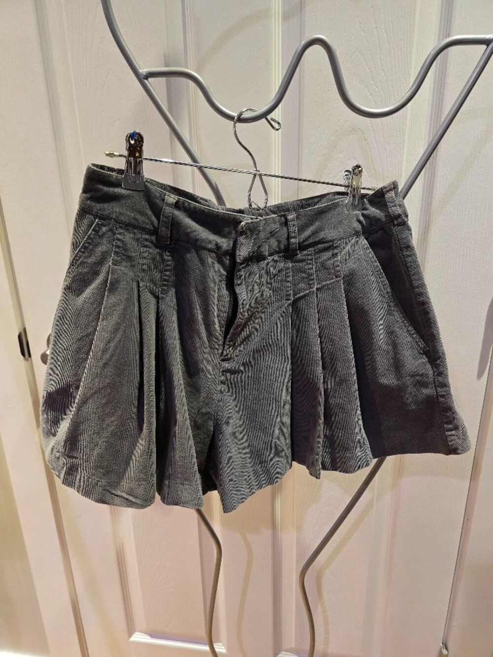 Pilcro Anthropologie Pleated Corduroy Shorts Grey Size 28 NWT